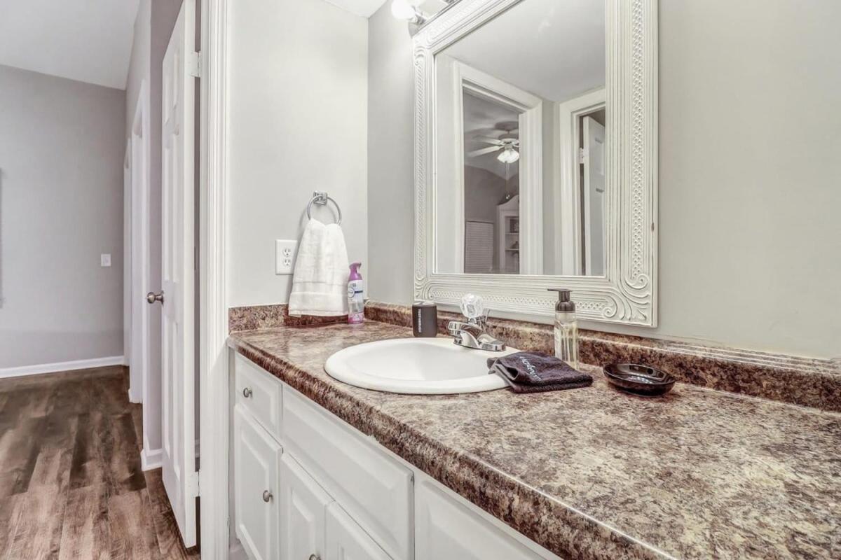 Appartamento Eagle'S Landing Loft-Downtown Above Bull & Barrel Statesboro Esterno foto
