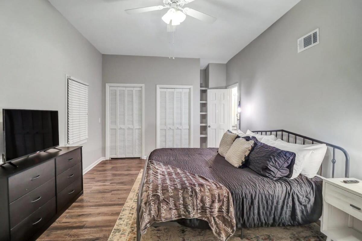 Appartamento Eagle'S Landing Loft-Downtown Above Bull & Barrel Statesboro Esterno foto
