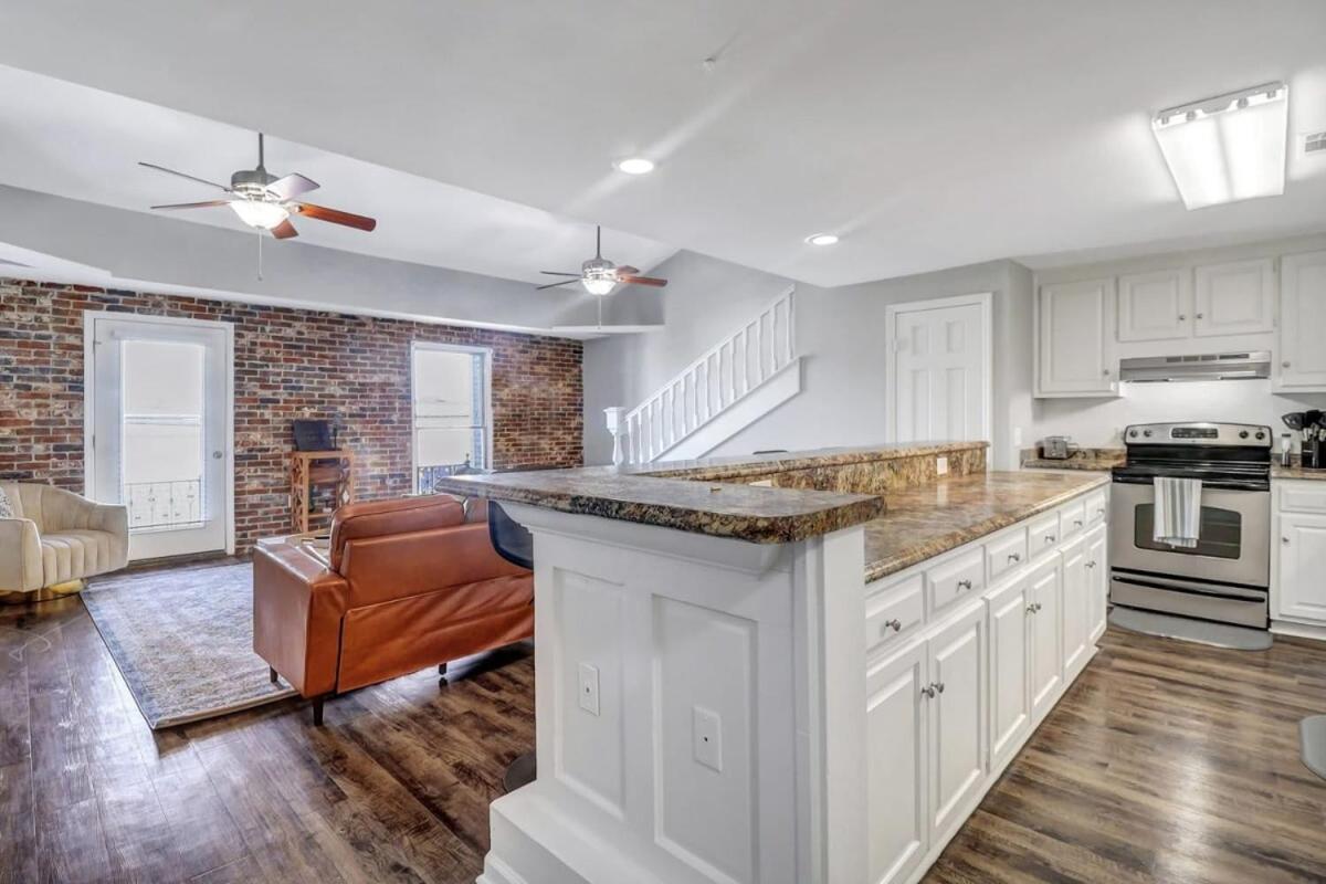 Appartamento Eagle'S Landing Loft-Downtown Above Bull & Barrel Statesboro Esterno foto
