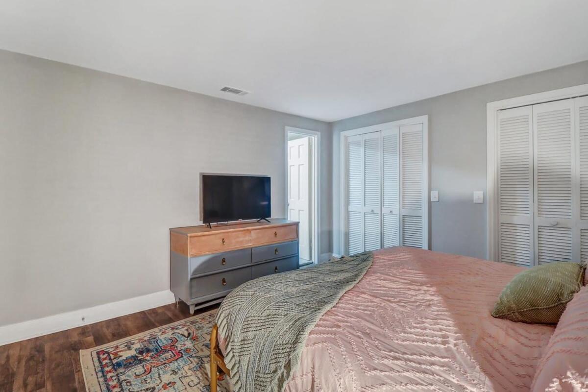 Appartamento Eagle'S Landing Loft-Downtown Above Bull & Barrel Statesboro Esterno foto