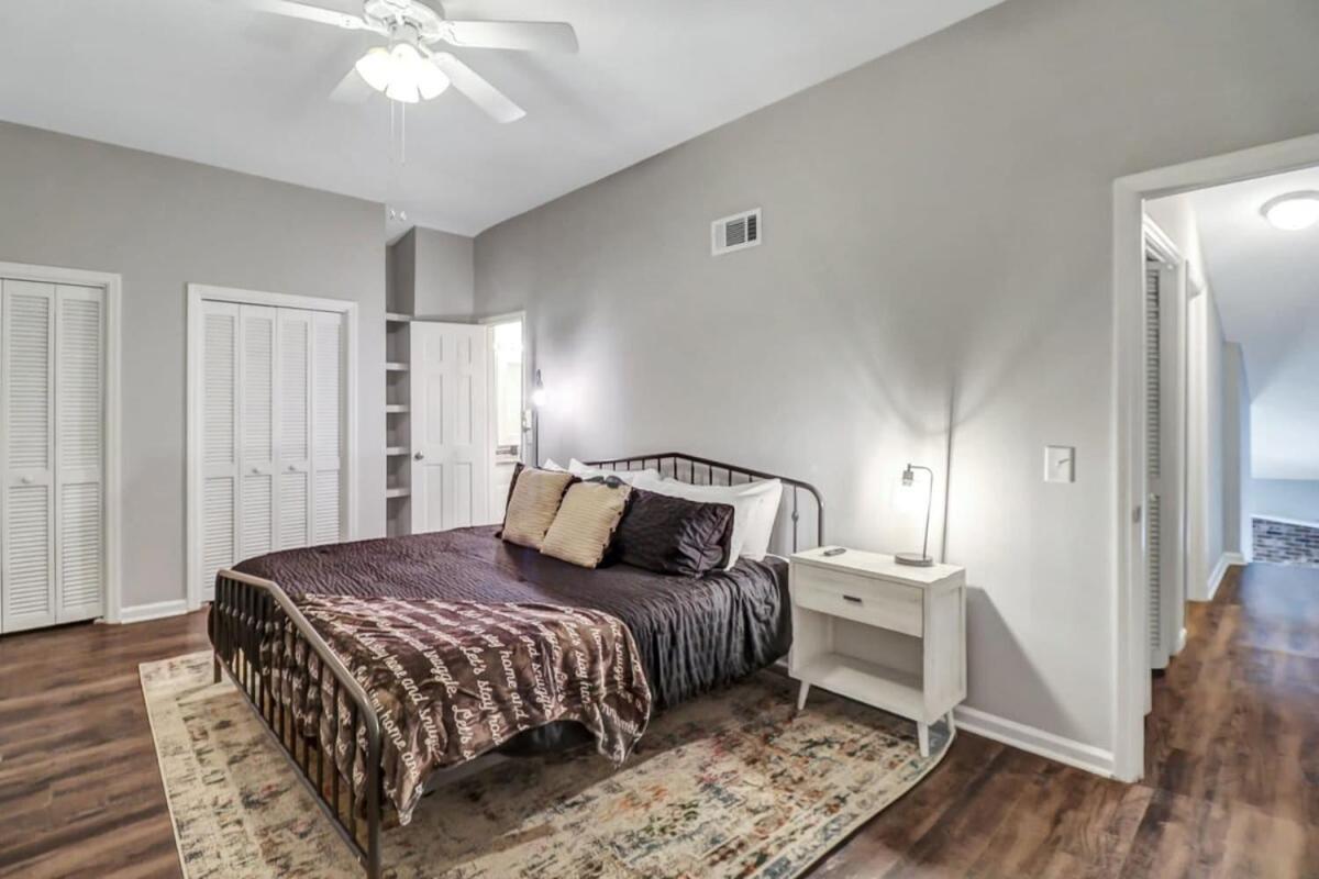 Appartamento Eagle'S Landing Loft-Downtown Above Bull & Barrel Statesboro Esterno foto