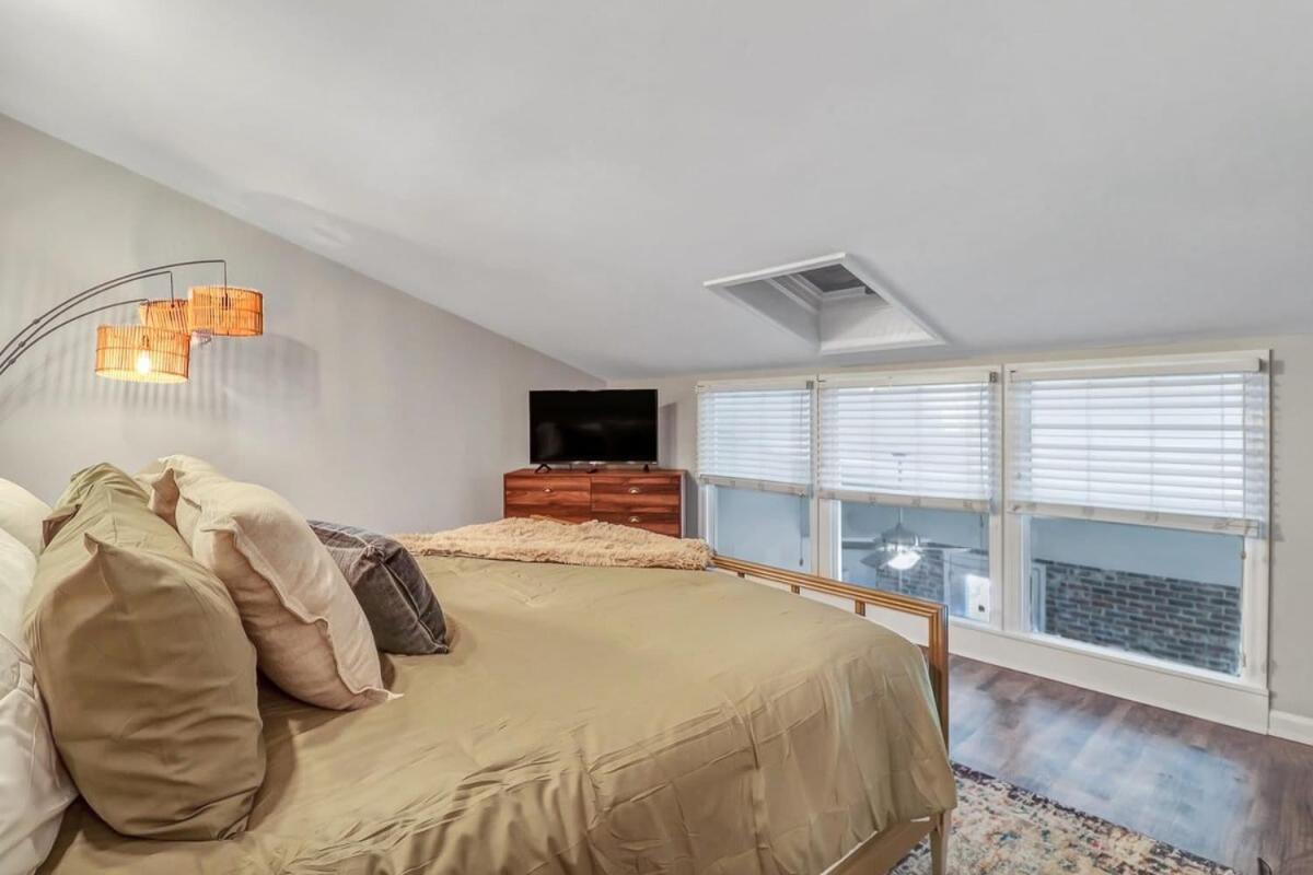Appartamento Eagle'S Landing Loft-Downtown Above Bull & Barrel Statesboro Esterno foto