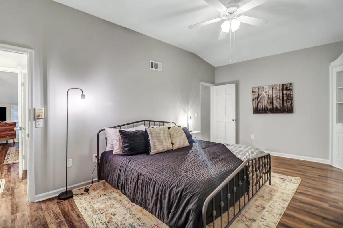Appartamento Eagle'S Landing Loft-Downtown Above Bull & Barrel Statesboro Esterno foto