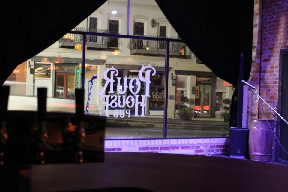 Appartamento Eagle'S Landing Loft-Downtown Above Bull & Barrel Statesboro Esterno foto